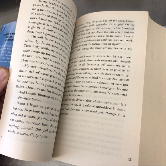 The Hunger Games Series: Mocking Jay by: Suzanne Collins, Hardback book - Picture 4 of 7